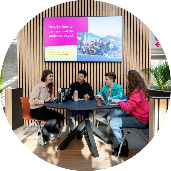 Studenten aan tafel - Inholland Haarlem - koffiebarbuddy