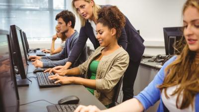 Studenten studeren achter laptop