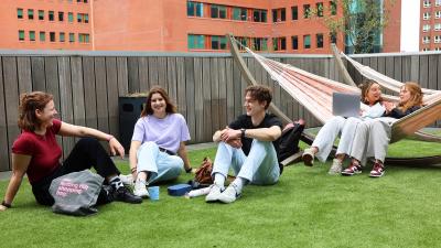 Groep studenten buiten in het gras