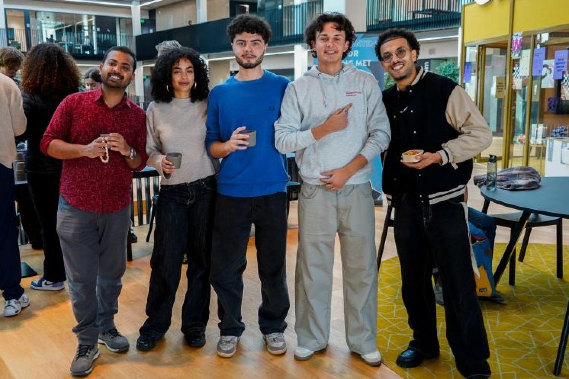 Groepsfoto studenten tijdens jubileumviering Studentsucces Centrum (SSC) 