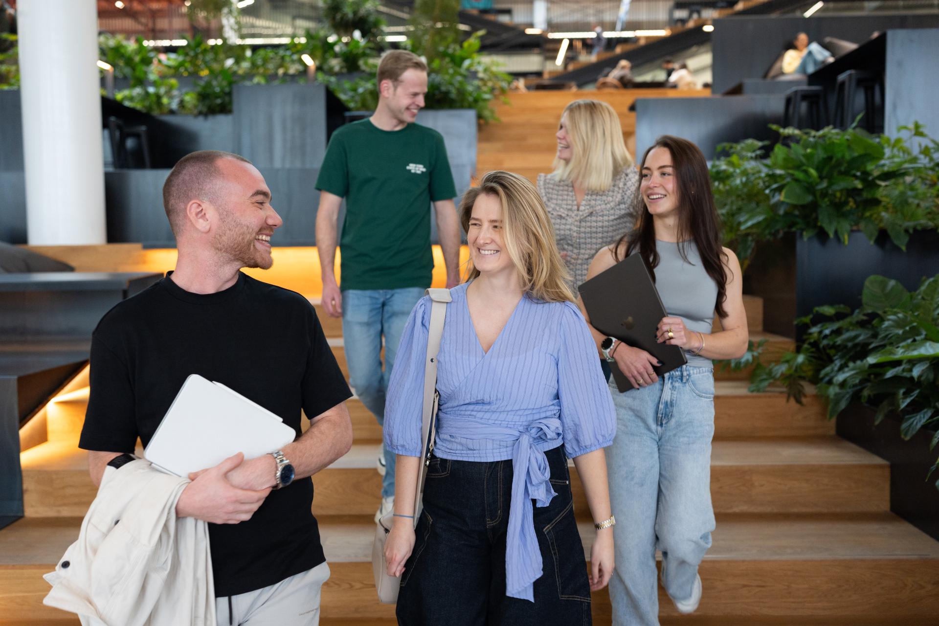 Studenten lopen trap af