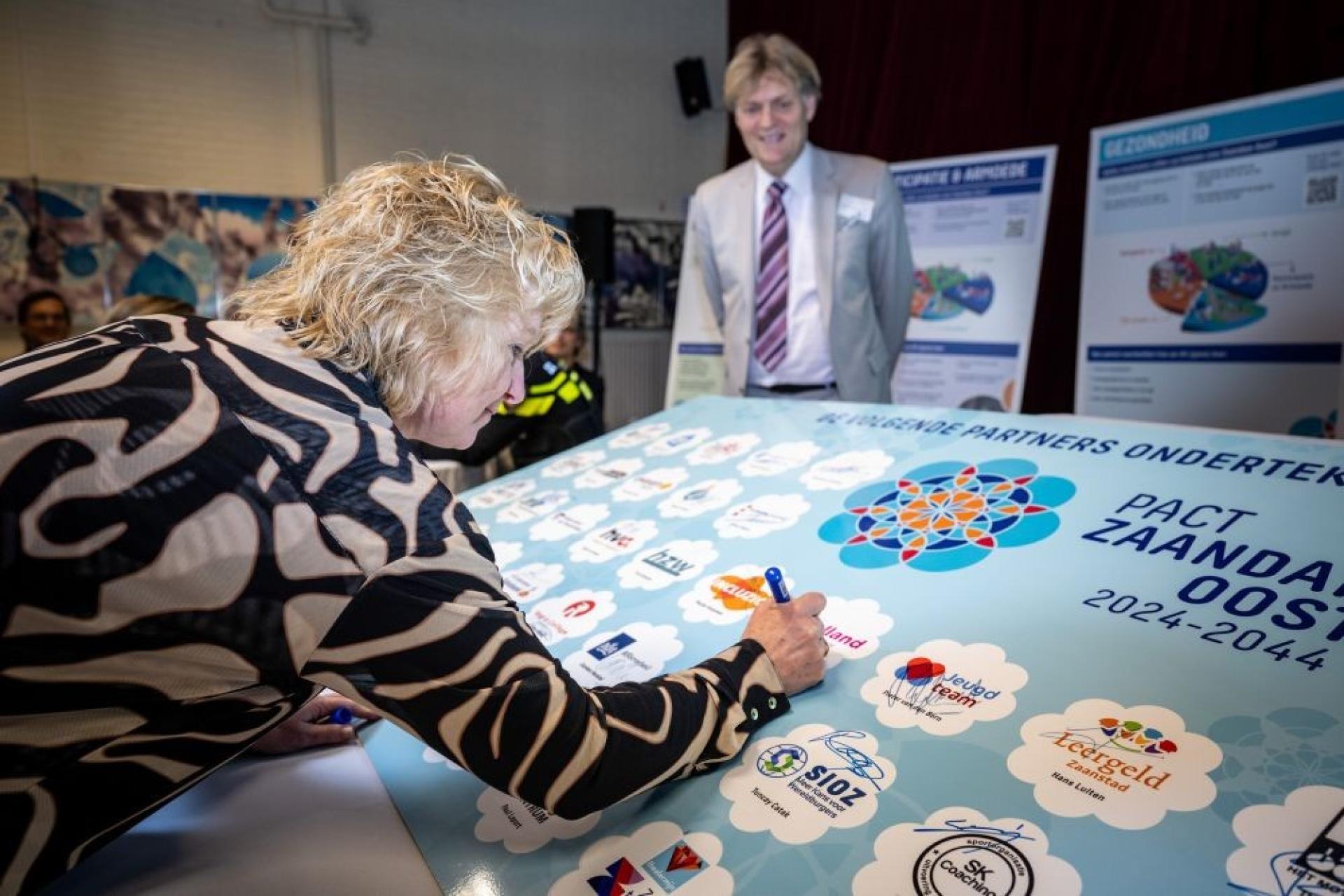 Gonneke Willemsen, directeur van het domein Gezondheid, Sport en Welzijn en de locatie Haarlem - ondertekening Pact Zaandam-Oost 