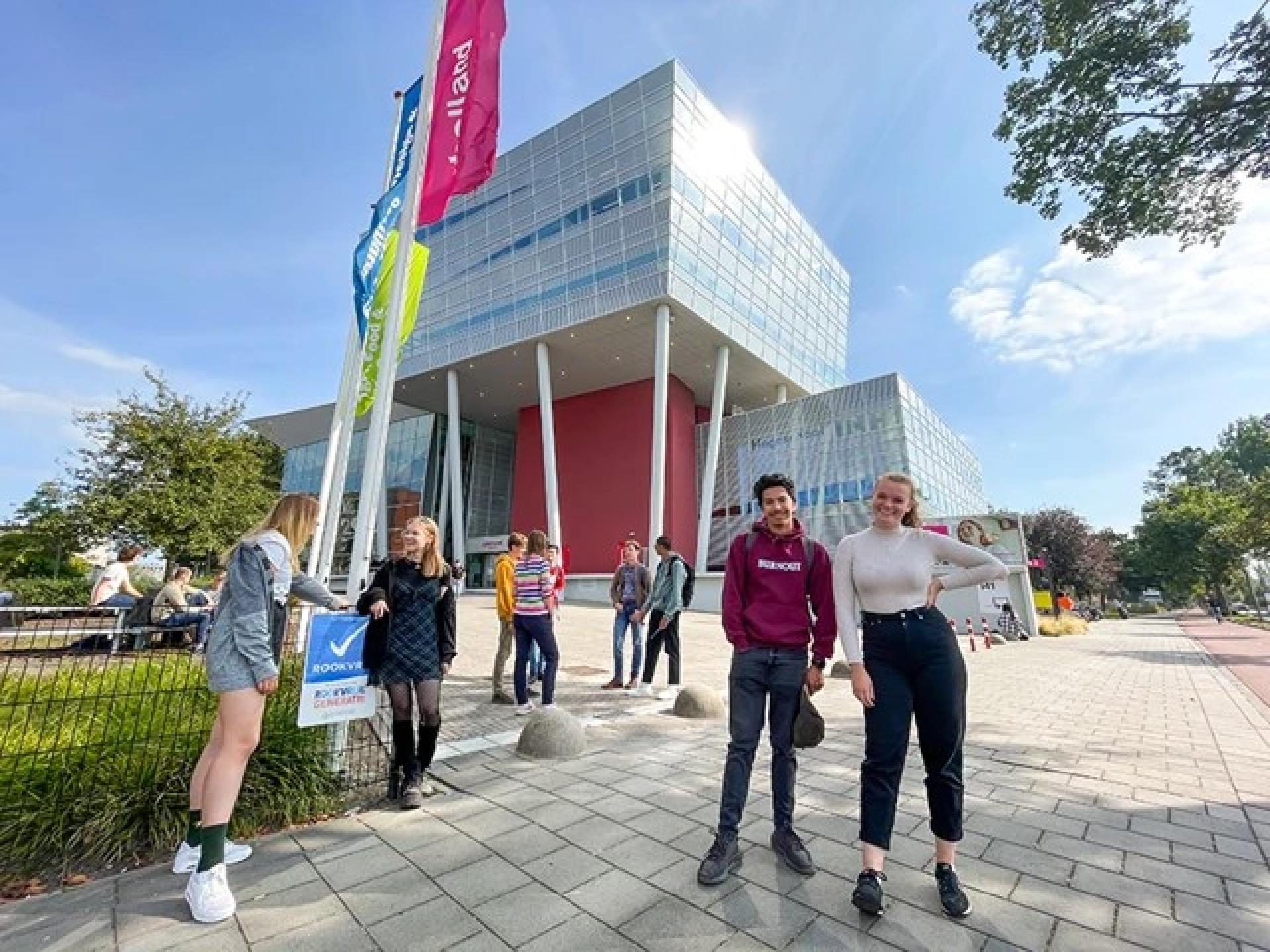 Studenten voor het gebouw van Inholland Delft
