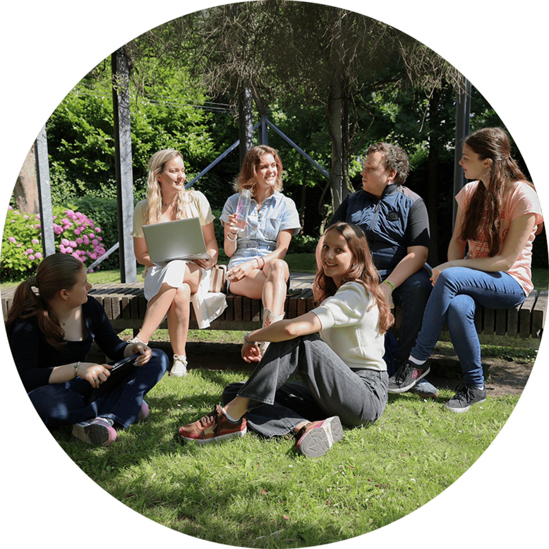 Groep studenten buiten in het gras
